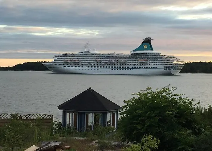 With Own Beach, Seaterrace & Pavillion. Loma-asunnot