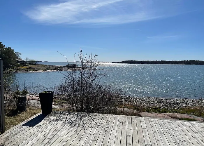 With Own Beach, Seaterrace & Pavillion. Loma-asunnot Maarianhamina